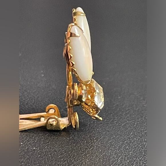 Pair Midcentury Rhinestone, Faux Opal‎ & Gold tone Riveted Clip on Earrings - Picture 5 of 7